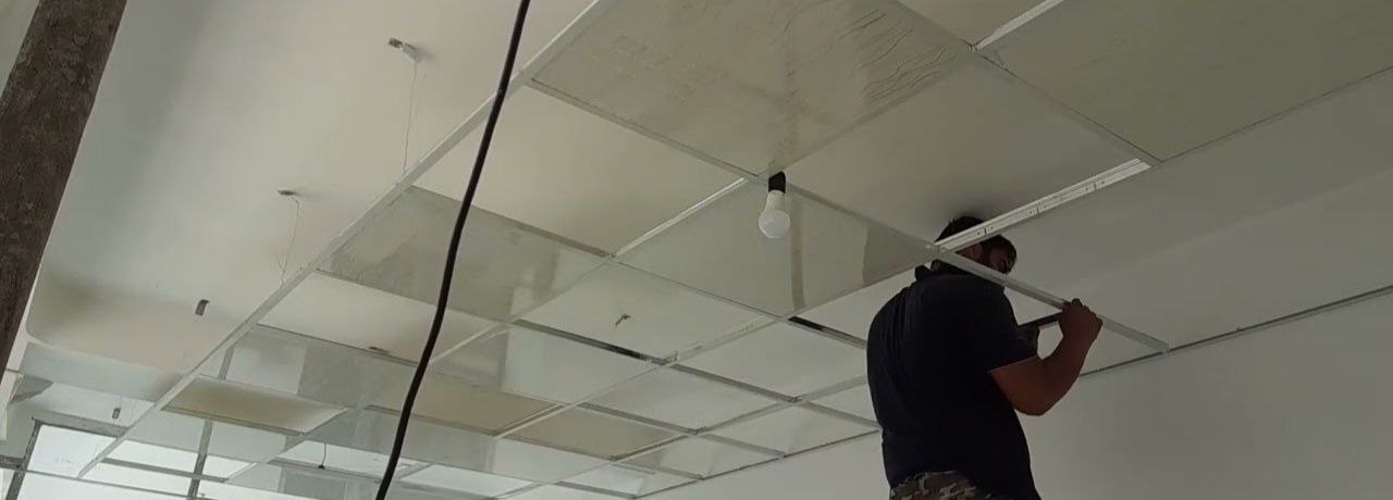 بهترین تایل سقفی پی وی سی  ،ضخامت آن، مزایا و معایب ،عملکرد و استاندارد های آن